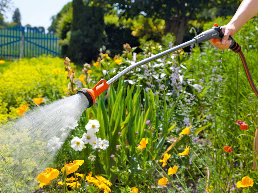 Blumen Risse, Sortiment, Gartentechnik, Bewässerung, Gardena, Gießstab, Bewässerung, Gießen, Blumenbeet, Frau, Hand, Sommer