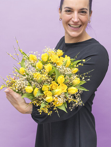 Blumen-Risse, Blumen, Blumen-nach-Farben, Gelb, Frau-haelt-gelben-Blumenstrauss-im-Arm