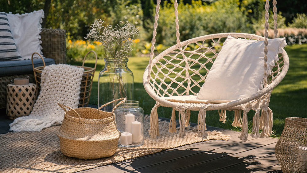 Blumen Risse, Sortiment, Garten, Brunnen, Gartendeko, Gartendekoration, Weiss, Beige, Gruen, Gelb, Kissen, Teppich, Kerzen, Vase, Haengesessel, Gefaesse, Garten, gemuetlich