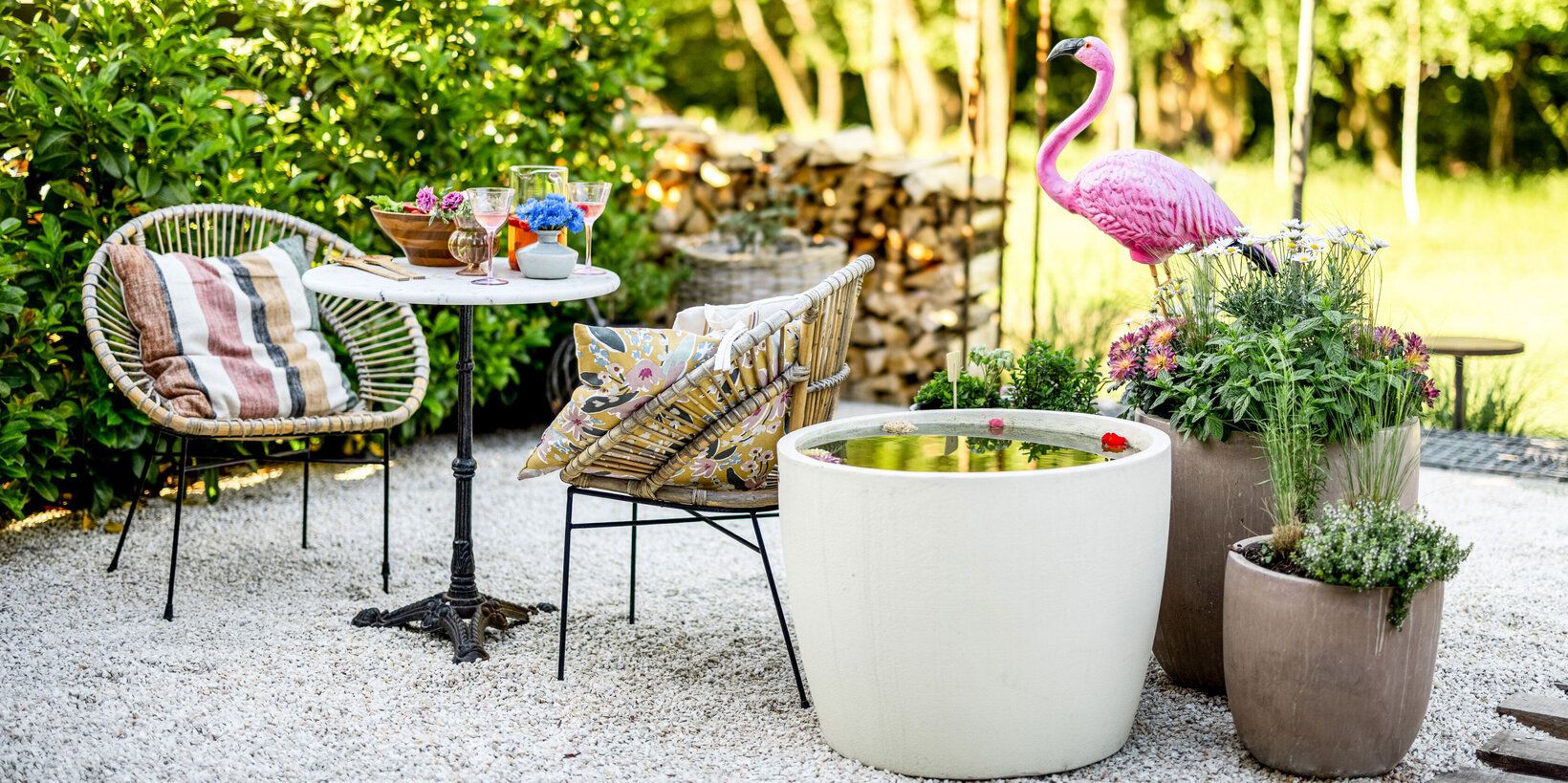 Blumen Risse, Sortiment, Garten, Brunnen, Gartendeko, Braun, Gruen, Rosa, Blau, Teich, Gartenstuehle, Bistrotisch, Kies, Natur, Garten, Flamingo, gemuetlich