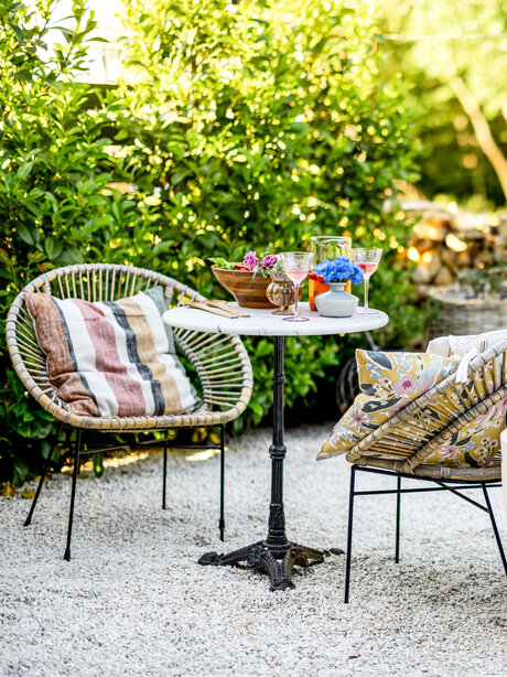 Blumen Risse, Sortiment, Garten, Brunnen, Gartendeko, Braun, Gruen, Rosa, Blau, Teich, Gartenstuehle, Bistrotisch, Kies, Natur, Garten, Flamingo, gemuetlich