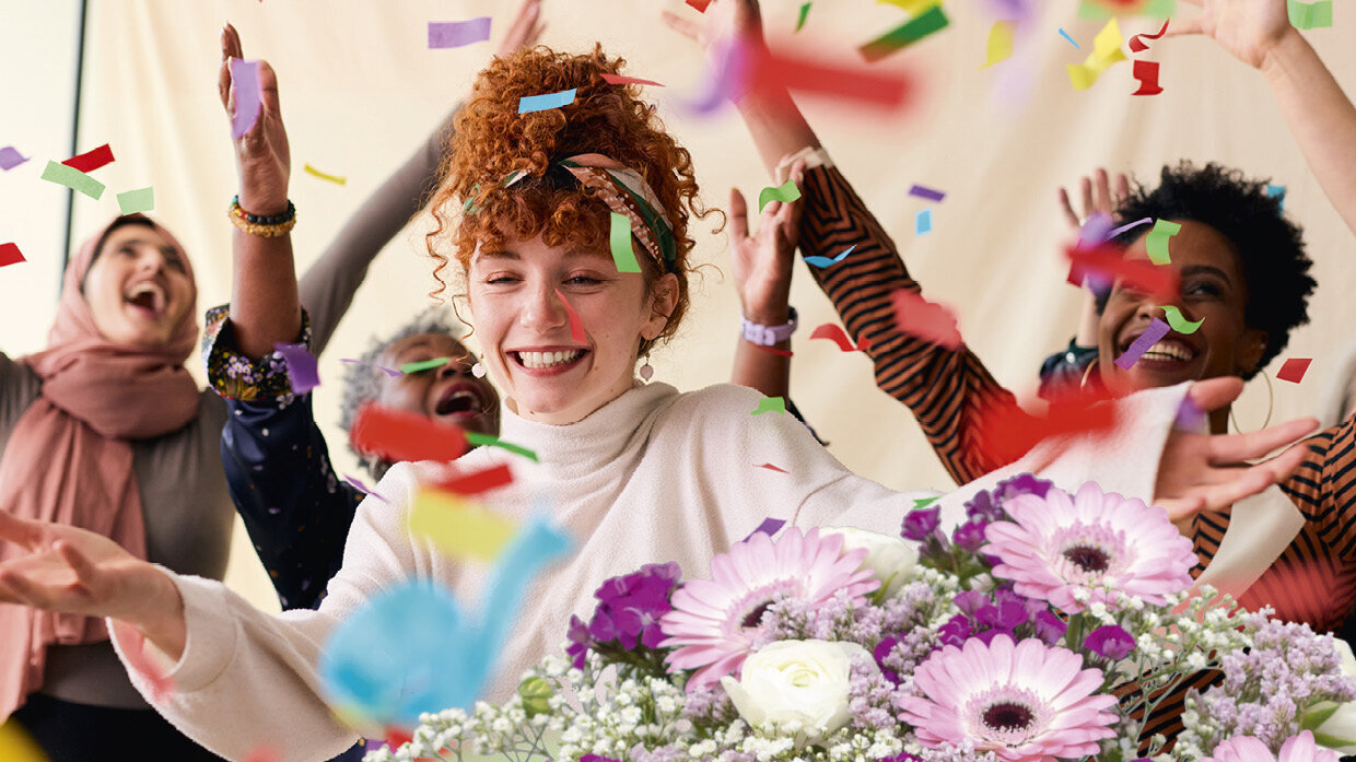 Blumen-Risse, Internationaler-Frauentag, Weltfrauentag, Frauen-tanzen-gemeinsam