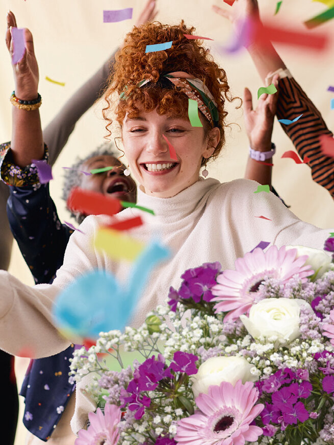Blumen-Risse, Internationaler-Frauentag, Weltfrauentag, Frauen-tanzen-gemeinsam