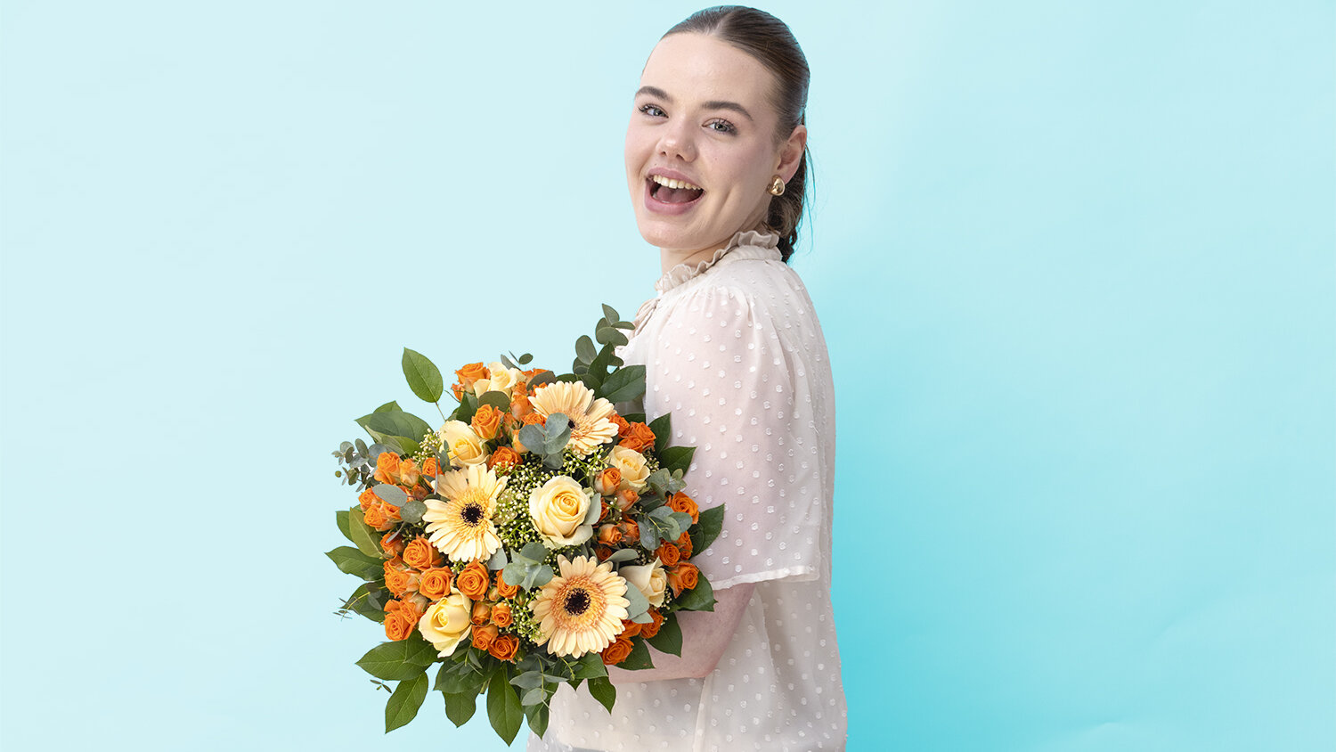 Blumen-Risse, Blumen, Blumen-nach-Farben, Lachsfarben, Frau-haelt-lachsorangefarbenen-Blumenstrauss-im-Arm