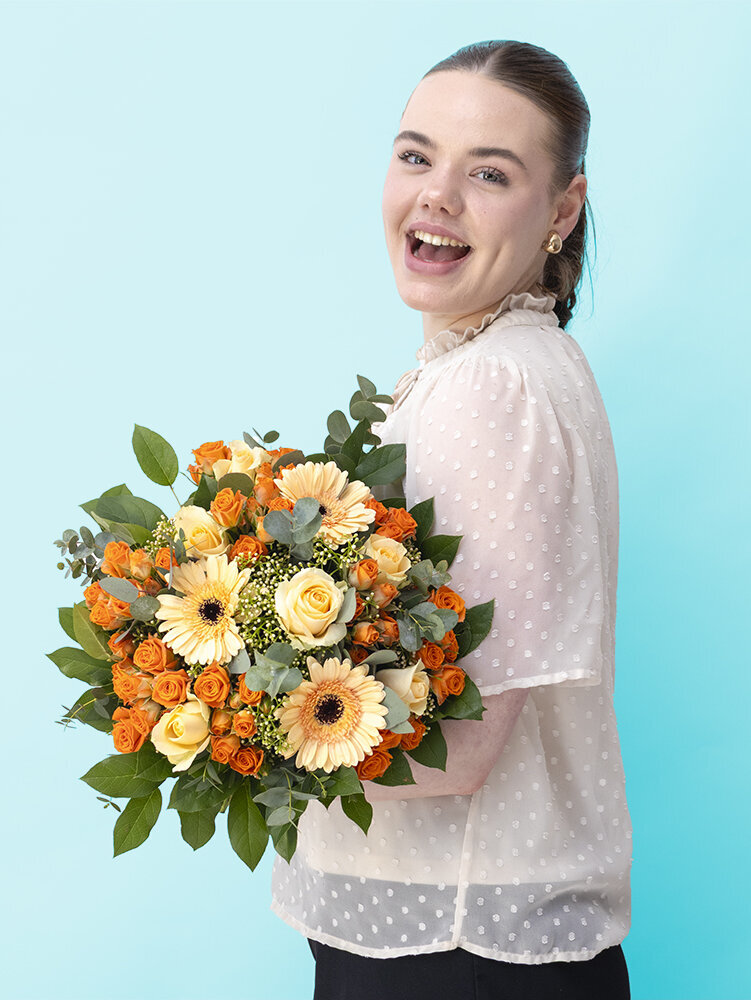 Blumen-Risse, Blumen, Blumen-nach-Farben, Lachsfarben, Frau-haelt-lachsorangefarbenen-Blumenstrauss-im-Arm