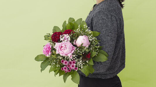 Blumen-Risse, Strauss-der-Woche-KW21, Rosa, Pink, Rot, Frau-hält-Pfingstrosenstrauß