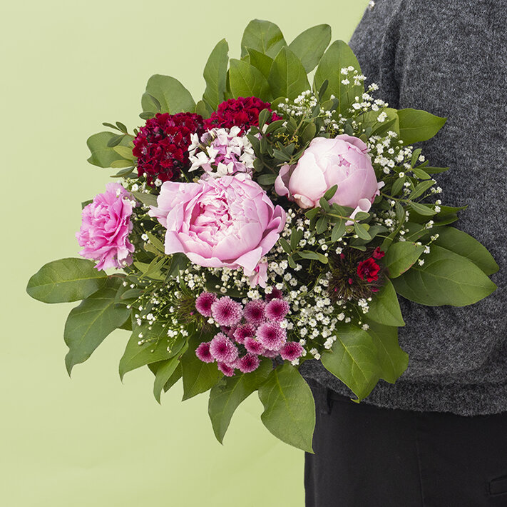 Blumen-Risse, Strauss-der-Woche-KW21, Rosa, Pink, Rot, Frau-hält-Pfingstrosenstrauß
