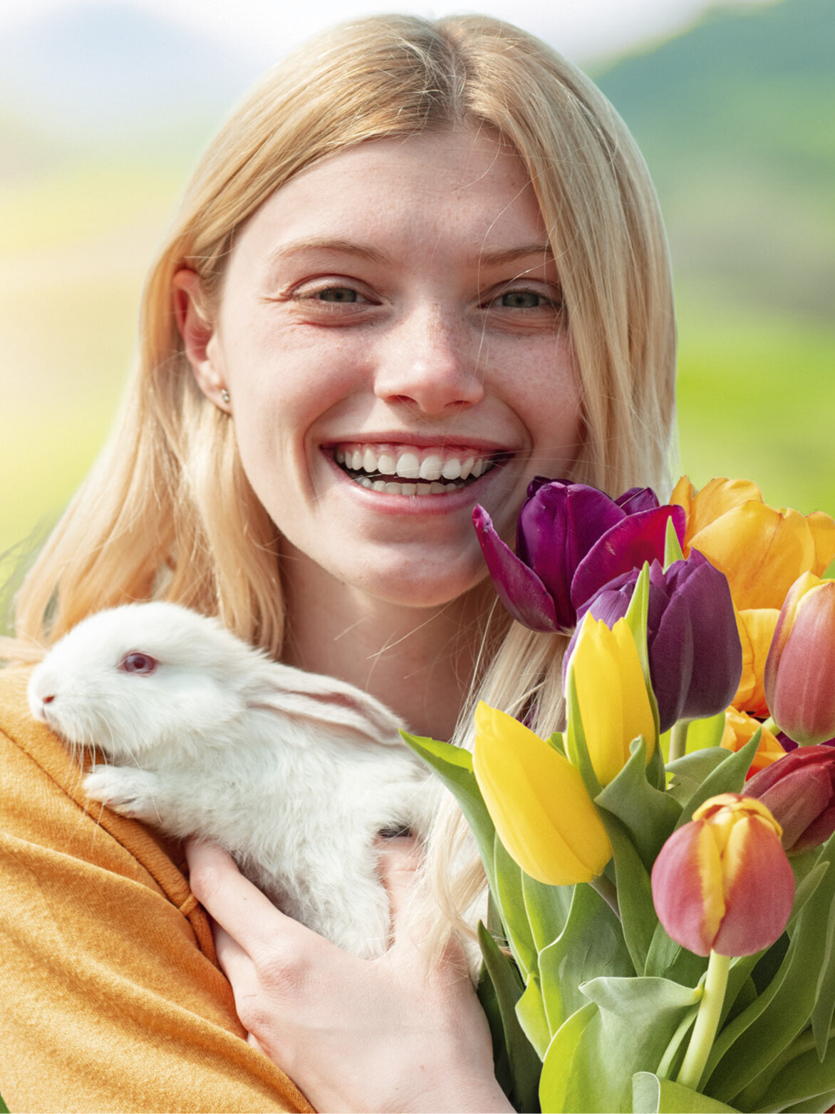 Blumen-Risse, Aktuelles, Ostern, Frau-mit-Tulpen-hat-weissem-Hasen-auf-dem-Arm