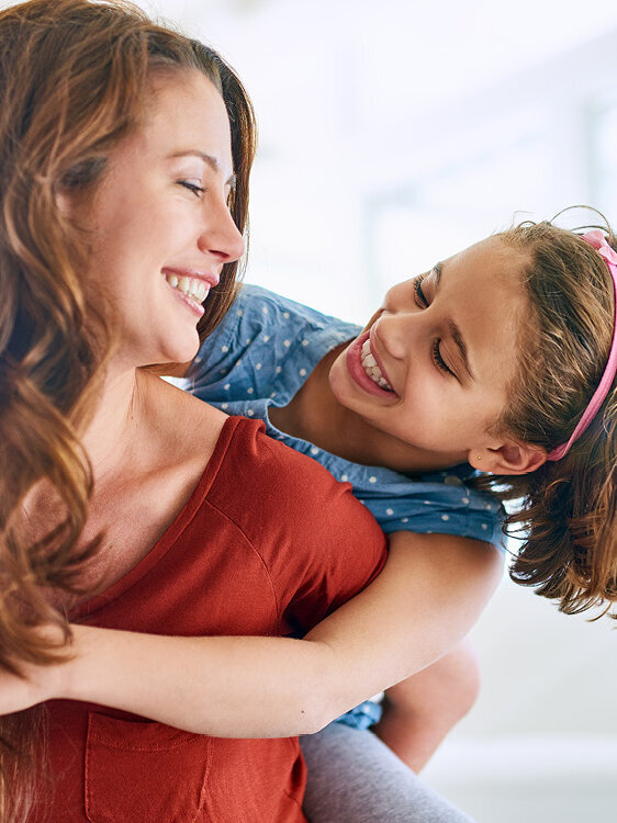 Blumen-Risse, Muttertag, Frau-wird-von-Mädchen-umarmt