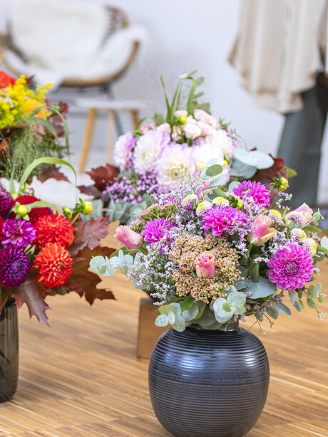 Blumen-Risse, Blumen, Blumenversand, Herbst, fuenf-Blumenstraeusse-in-Herbsttoenen-in-Vasen