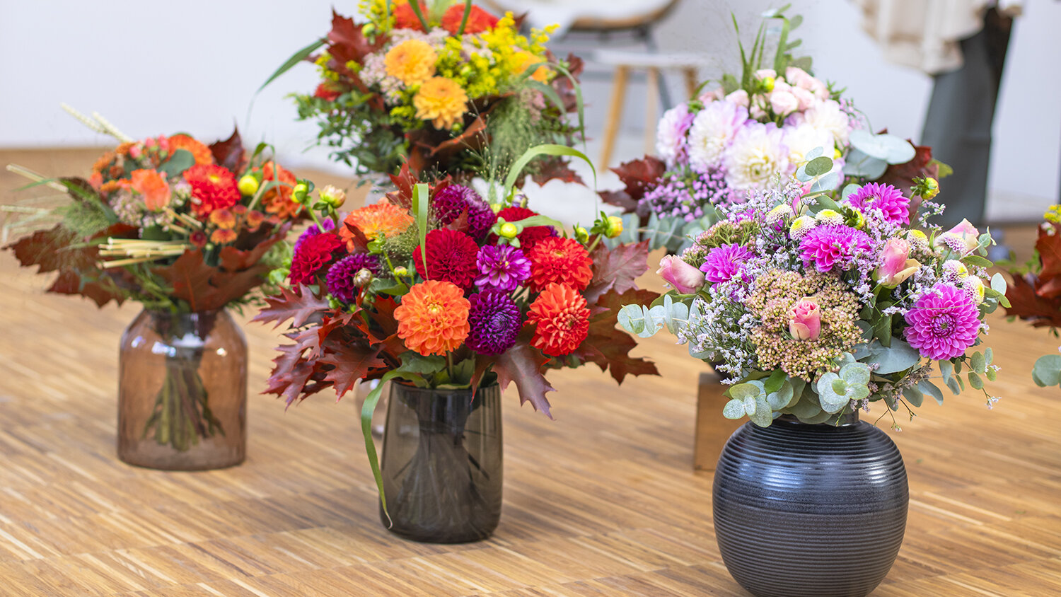 Blumen-Risse, Blumen, Blumenversand, Herbst, fuenf-Blumenstraeusse-in-Herbsttoenen-in-Vasen