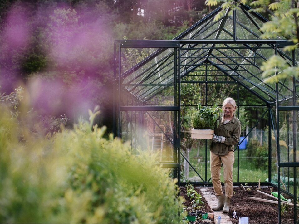 Gärtnerin arbeitet in Gewächshaus Blumen-Risse, Ratgeber, Ganzjaehrig, Gewächshaus, Gruen