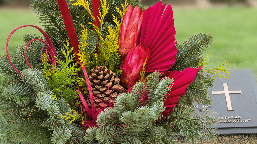 Blumen-Risse, Aktuelles, Allerheiligen, Rot, Gruen, Braun, Friedhof, Grabschmuck, Kraenze, Gestecke, Straeusse, Grosse-Auswahl-in-allen-Filialen