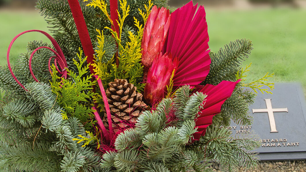 Blumen-Risse, Aktuelles, Allerheiligen, Rot, Gruen, Braun, Friedhof, Grabschmuck, Kraenze, Gestecke, Straeusse, Grosse-Auswahl-in-allen-Filialen