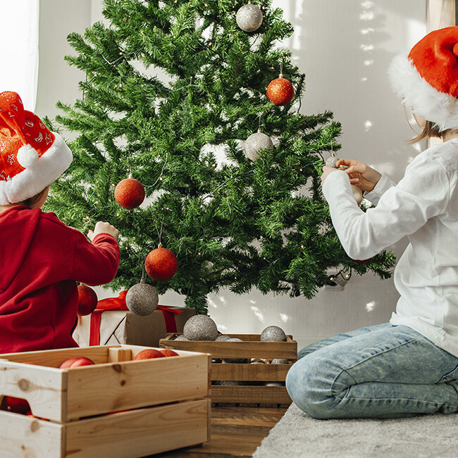 	Verleihe Deinem Weihnachtsbaum mit unseren Dekorations-Tipps das gewisse Etwas.