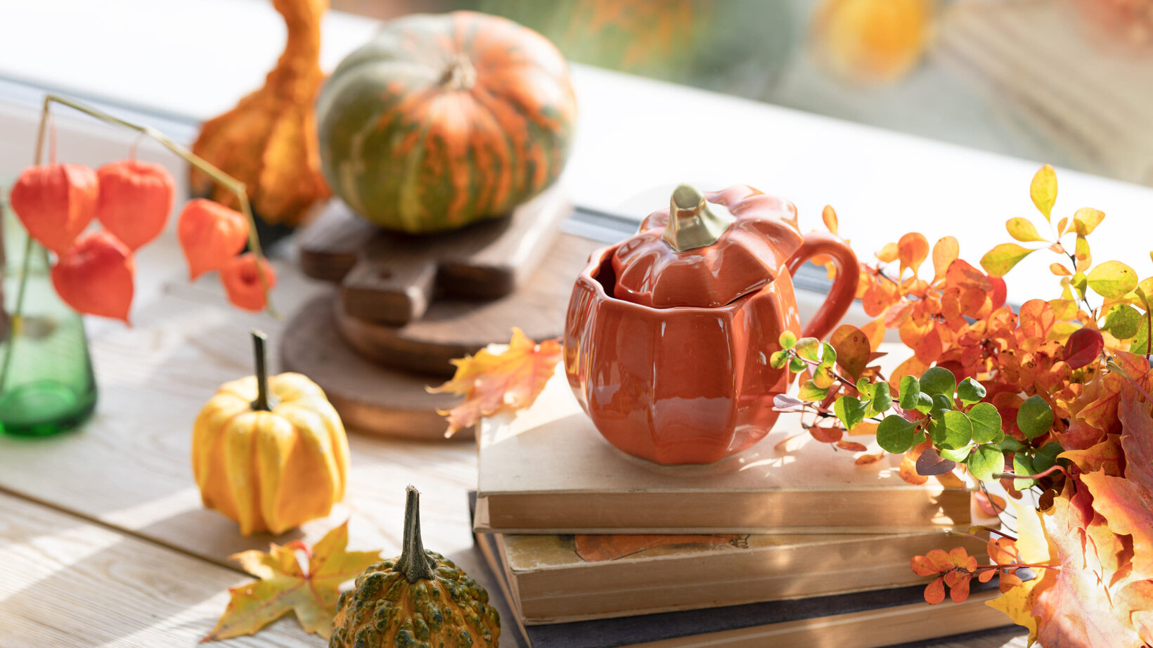 Blumen Risse, Kategorie, Header, Garten, Gartendeko, Herbstdeko, Kürbis, Kaffeekanne, Herbstlich, Orange, Gelb