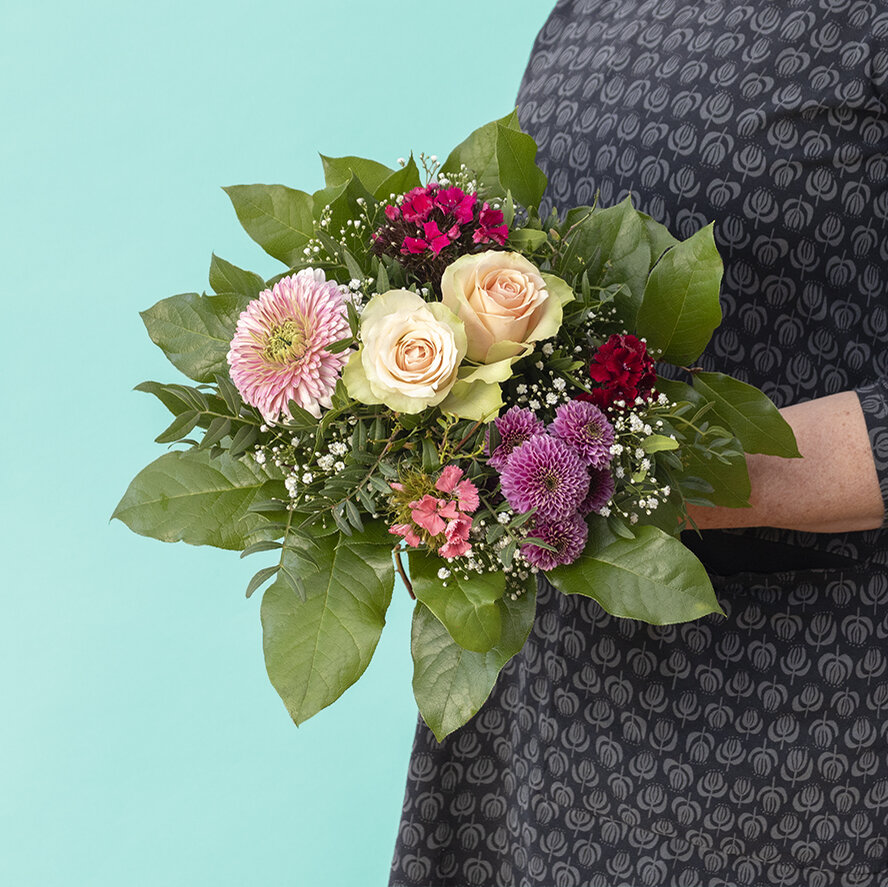 Frau hält Blumenstrauß