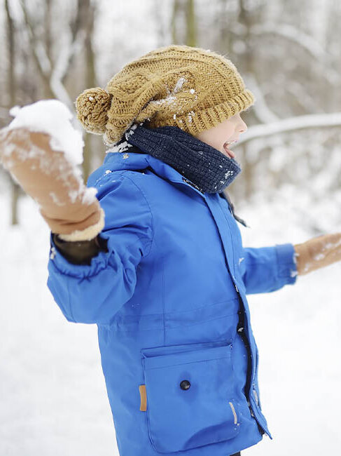 Blumen-Risse, Ratgeber, Winter, Winter-im-Garten, Weiss, Beige, Blau-Braun_Garten-Winter, Schnee, Kind, Schneeballschlacht, Schneemann, Draussen, Spass
