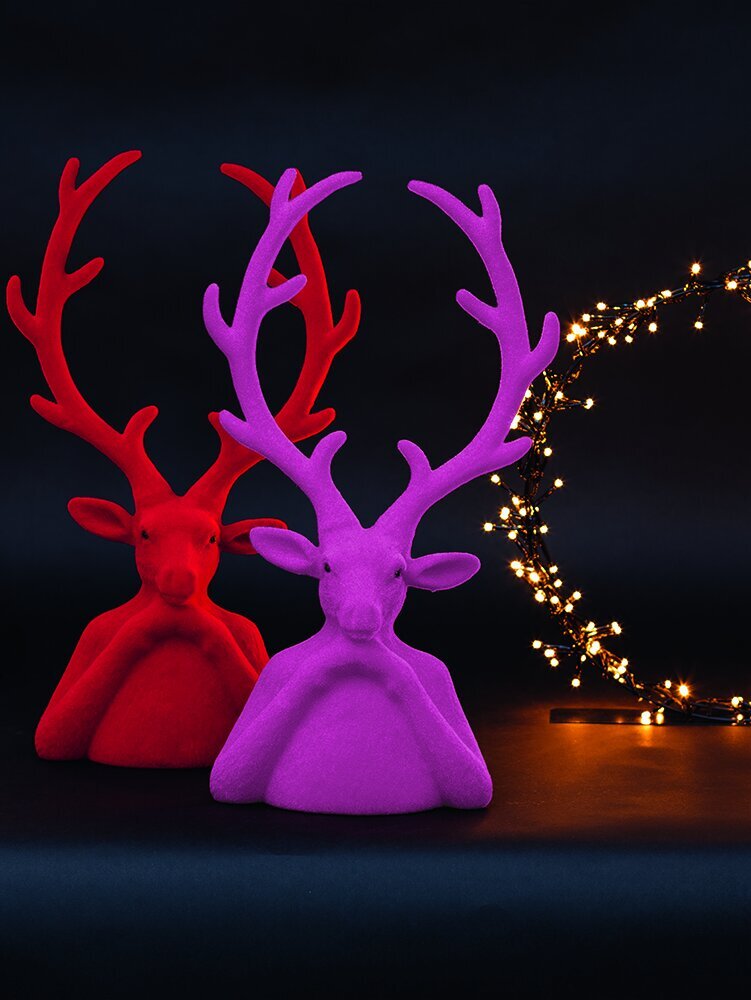 Blumen-Risse, Weihnachten, Dekoration, Hirsche-Kerzen-Lichterkranz-vor-schwarzem-Hintergrund