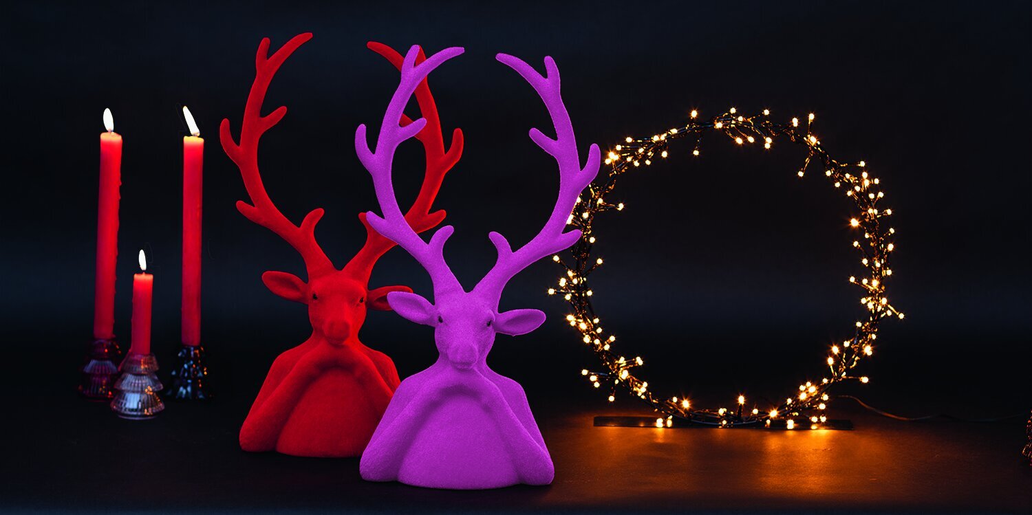 Blumen-Risse, Weihnachten, Dekoration, Hirsche-Kerzen-Lichterkranz-vor-schwarzem-Hintergrund