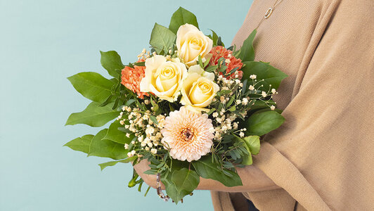 Blumen-Risse, Strauss-der-Woche-KW06, Gelb, Orange, Lachs, Frau-haelt-Blumenstrauss