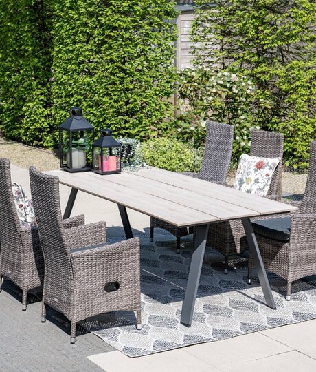 Blumen Risse, Sortiment, Gartenmöbel, Sitzgruppe, Terrasse, Garten, Esstisch, Holztisch, Grau, V-Beine, Schwarz, Sessel, Verstellsessel, Taupe, Sonnenschein, Outdoorteppich