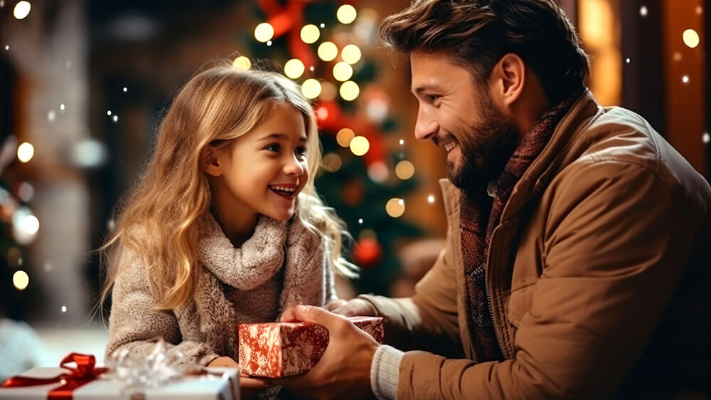 Werbung, Vorfreude-in-der-Adventszeit, Vater-uebberreicht-seiner-Tochter-ein-Geschenk