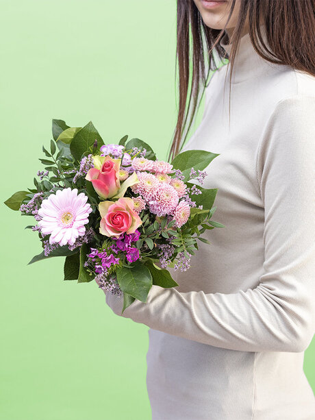 Blumen-Risse, Strauss-der-Woche-KW17, Gruen, Rosa, Pink, Lila, Frau-haelt-Blumenstrauss
