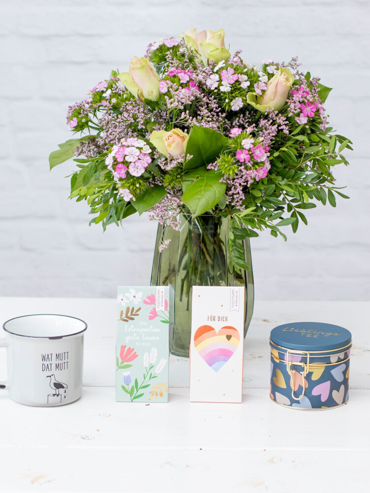 Blumen-Risse, Geschenkset, Blumenstrauß, Rosen, Bartnelken, Rosa, Grün, Tassen, Fruchtgummi, Teedose, Reihe, Tisch, Weiß
