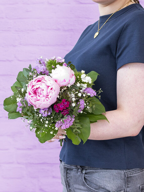 Blumen-Risse, Strauss-der-Woche-KW22, Rosa, Pink, Frau-haelt-Blumenstrauss_Pfingstrosen