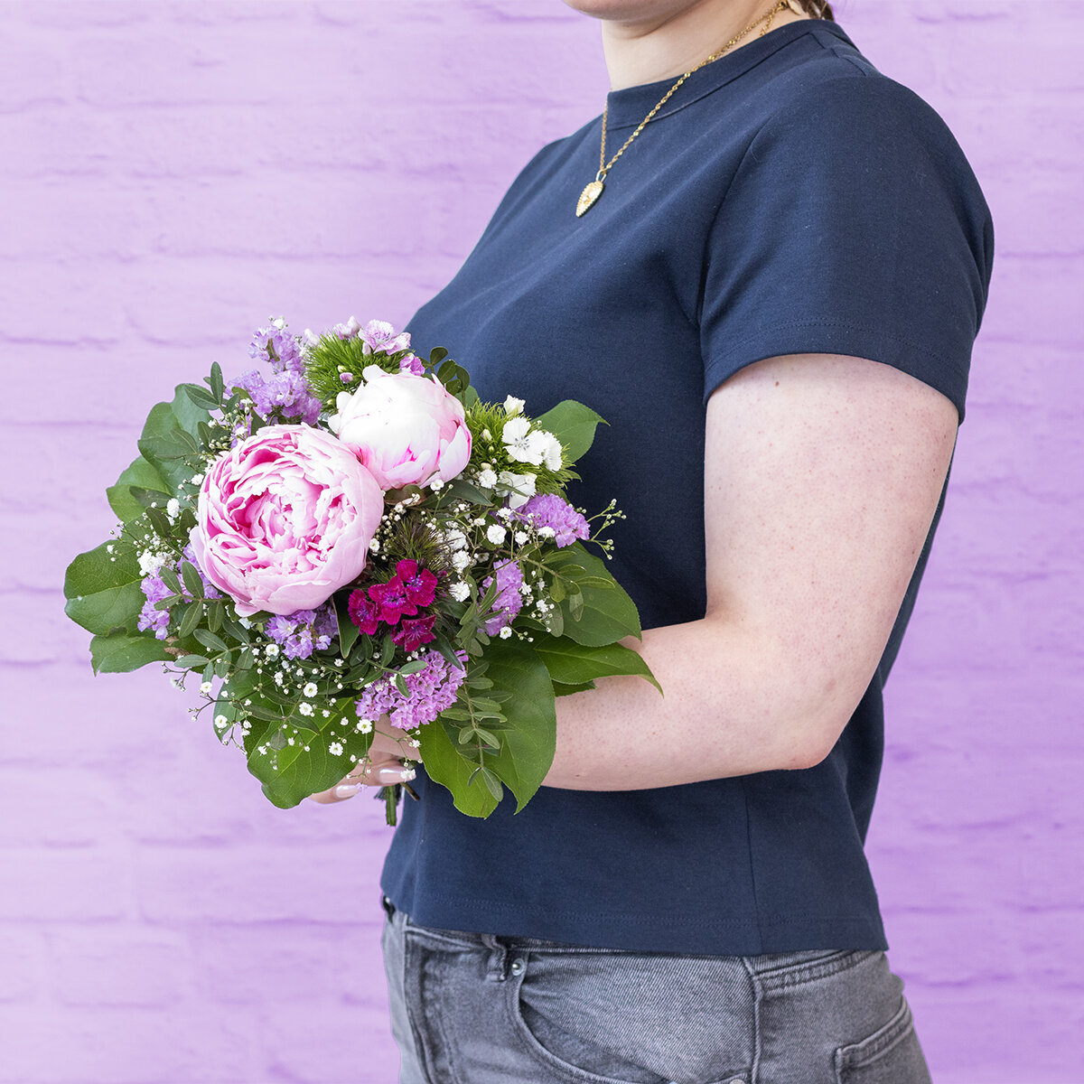 Blumen-Risse, Strauss-der-Woche-KW22, Rosa, Pink, Frau-haelt-Blumenstrauss_Pfingstrosen