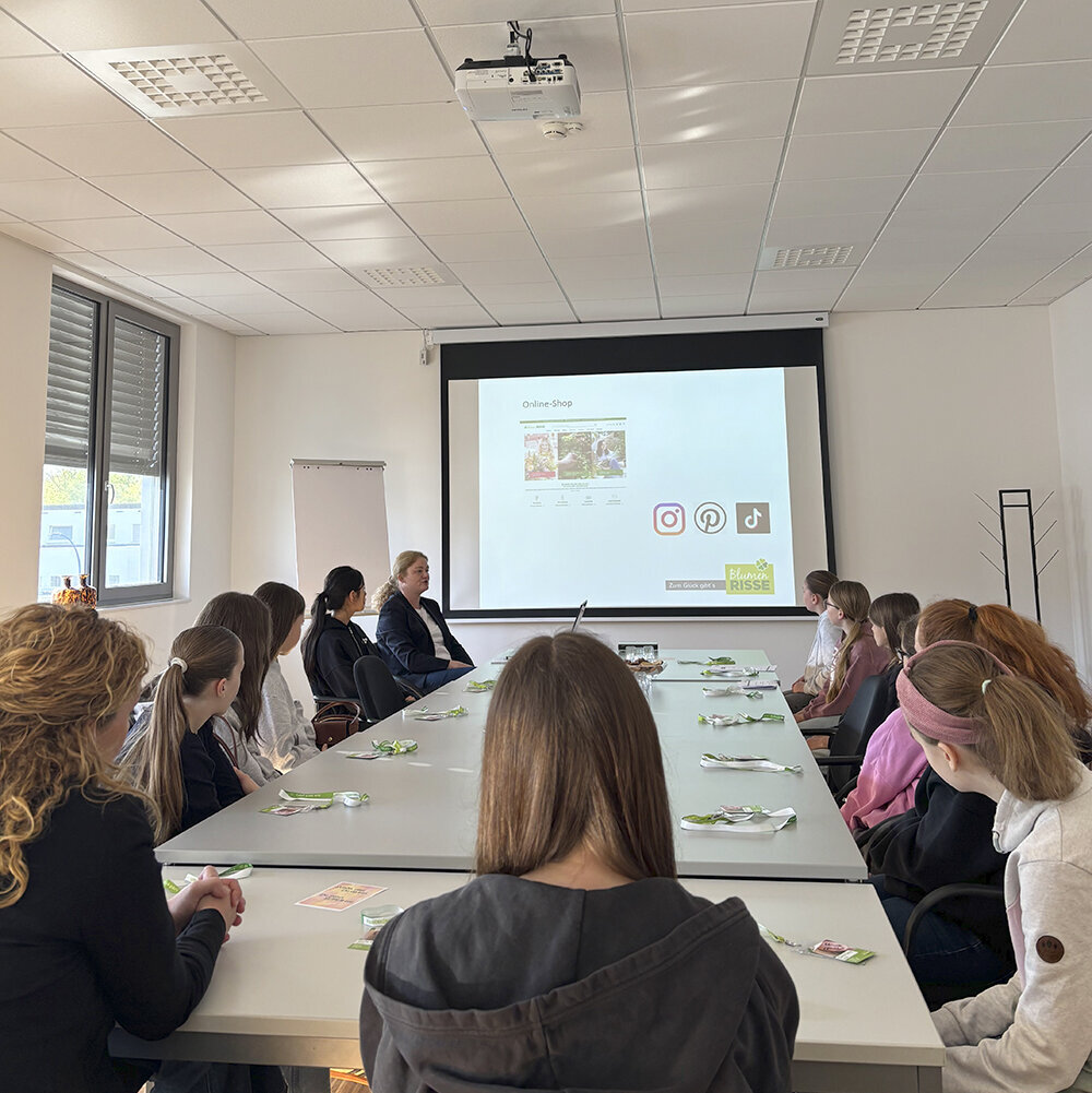 Blumen-Risse, Girls-Day, Jugendliche-sehen-Firmen-Praesentation-von-Frau-Risse