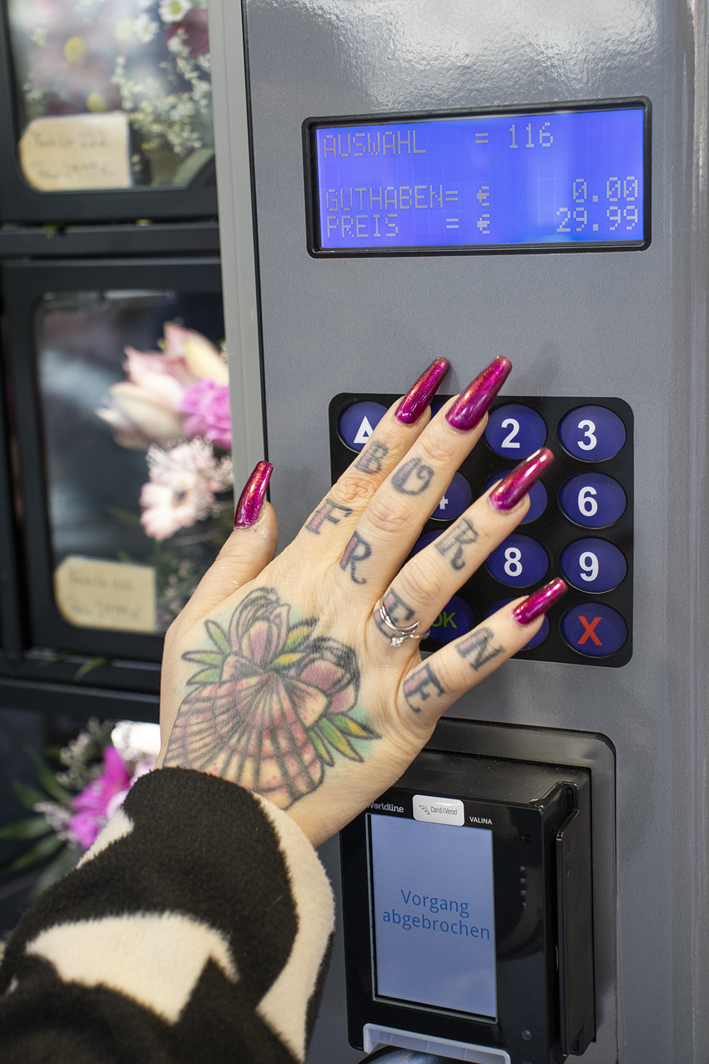 Blumen-Risse, Blumenautomat, Dort­mund-Men­gede, Rund-um-die-Uhr-Blumen-Kaufen, Blumenstrauss-aussuchen-und-mit-Karte-bezahlen