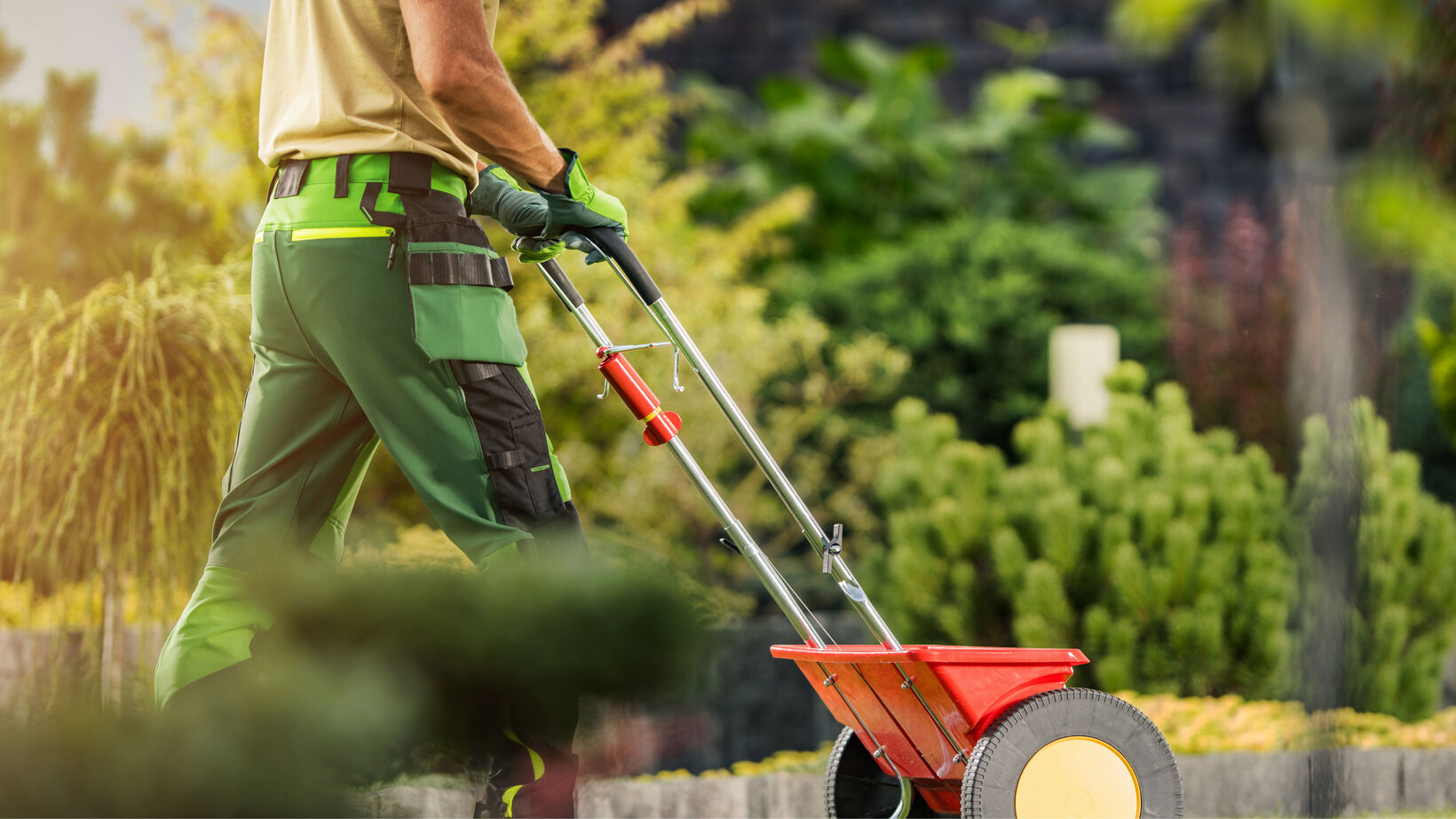Blumen Risse, Sortiment, Garten, Gartentechnik, Gartenwerkzeug, Gruen, Rot, Gelb, Grau, Braun, Gartenmaschienen, Garten, Person, Rasenduenger, Rasensamen, ausbringen, Streuwagen, Pflegen