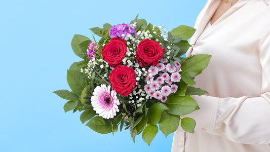 Blumen-Risse, Strauss-der-Woche-KW19-Muttertag, Rosa, Rot, Lila, Frau-haelt-Muttertagsstrauss, Rosen, Chrysanthemen, Gerbera, Nelke
